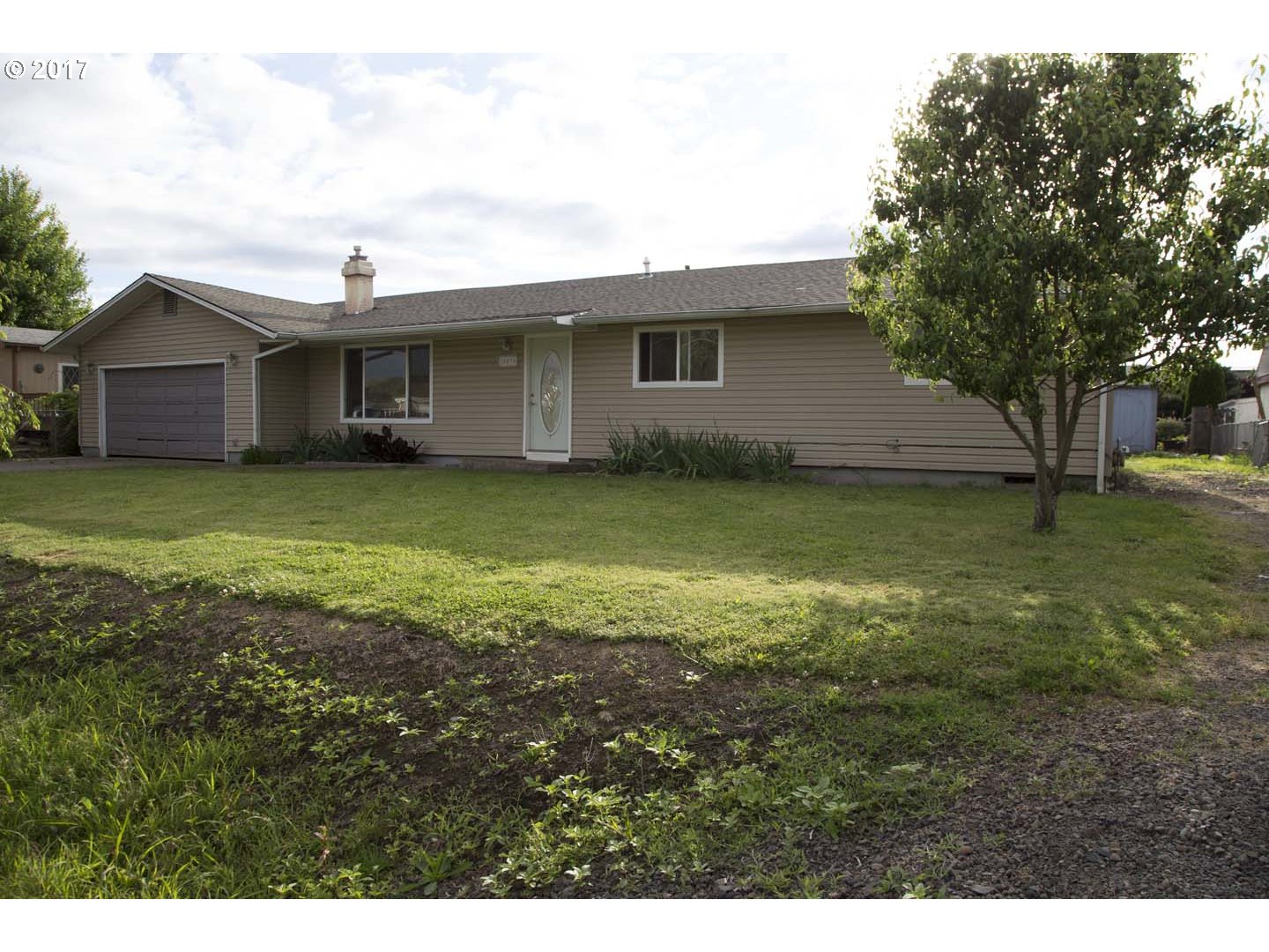 20835 Butteville Road Northeast Donald, OR 97020 - Photo 1 of 14 a view of a yard in front of a house with a large tree