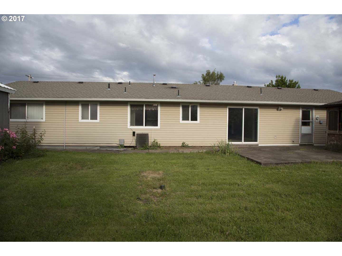 20835 Butteville Road Northeast Donald, OR 97020 - Photo 12 of 14 a front view of house with yard