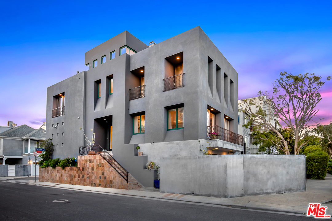 115 Spinnaker Court Marina del Rey, CA 90292 - Photo 2 of 40