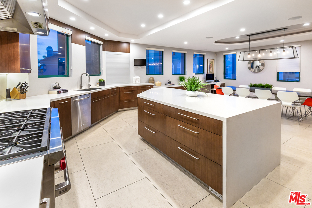 115 Spinnaker Court Marina del Rey, CA 90292 - Photo 14 of 40