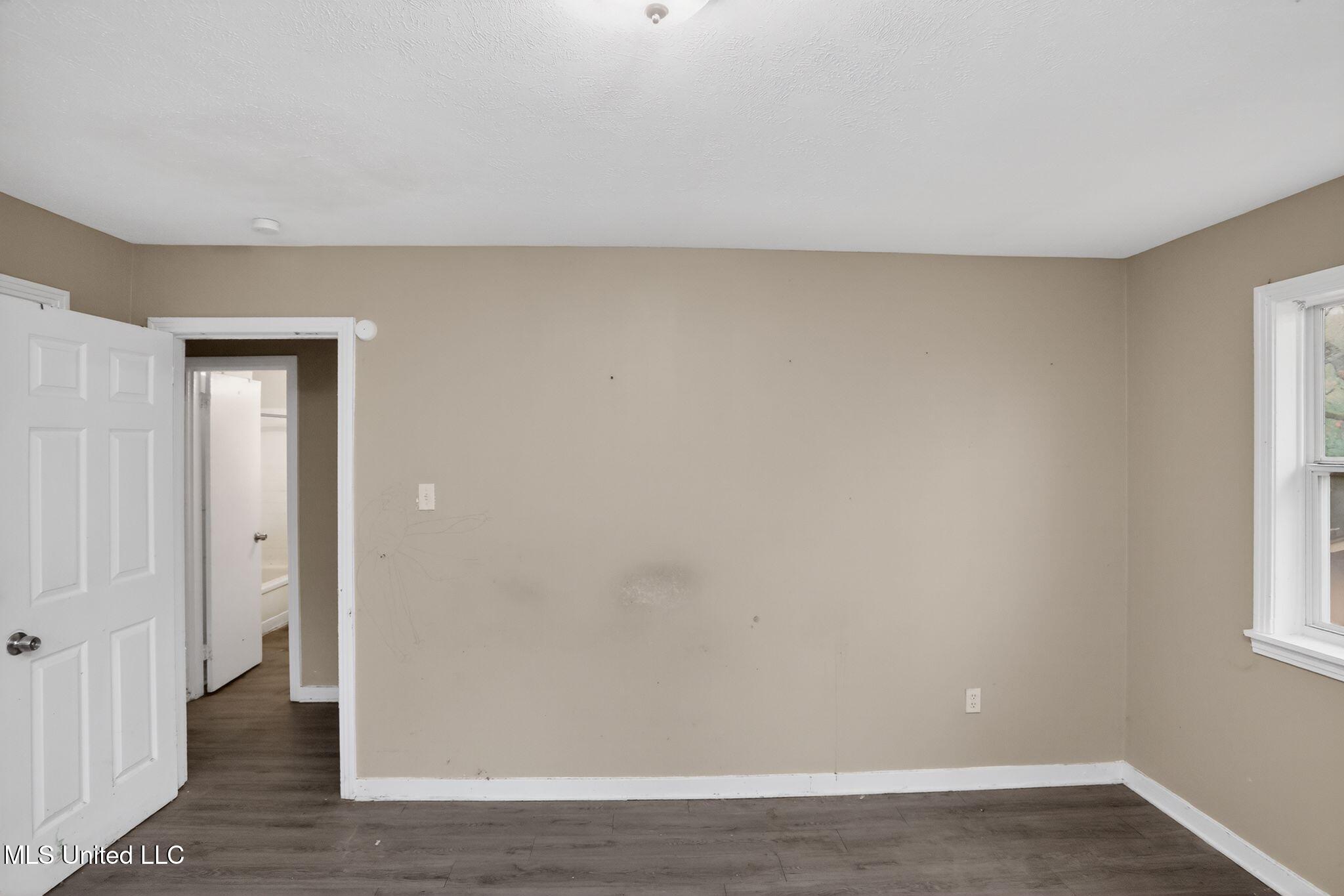 2815 Tara Road Jackson, MS 39212 - Photo 8 of 37 12_2815_Tara_Rd_Jackson_MS_39212-Living_