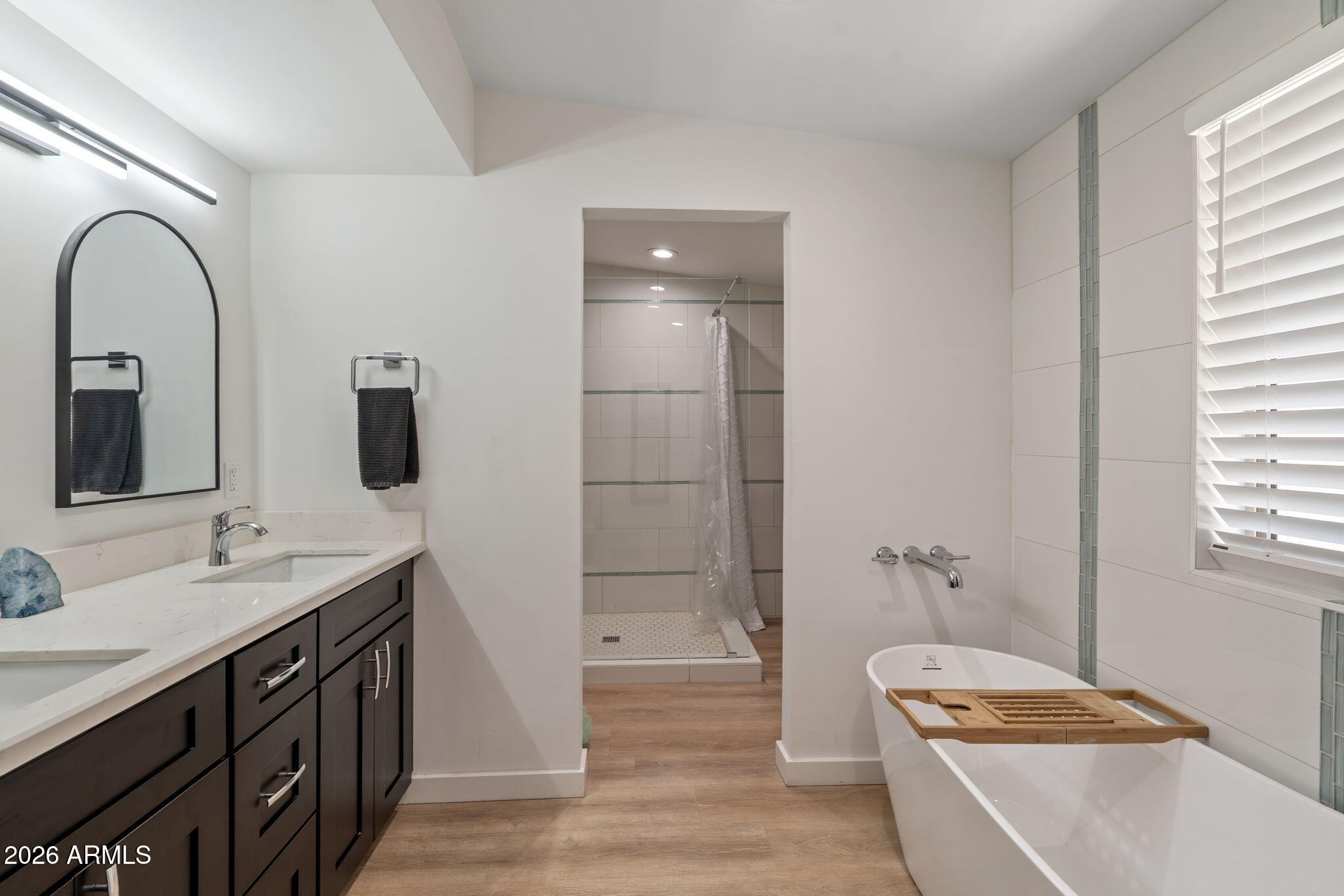 3901 North 19th Street Phoenix, AZ 85016 - Photo 12 of 20 a bathroom with a tub a sink and mirror