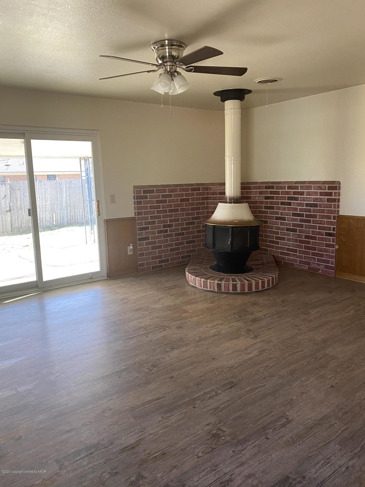 5103 Royce Drive Amarillo, TX 79110 - Photo 3 of 4 Living Room