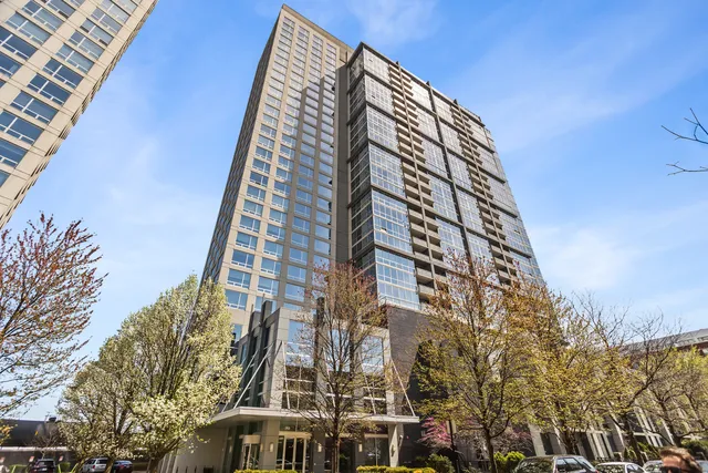 $405,000 | 1901 South Calumet Avenue, Unit 2712, Chicago, IL 60616