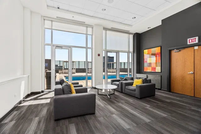 $405,000 | 1901 South Calumet Avenue, Unit 2712, Chicago, IL 60616