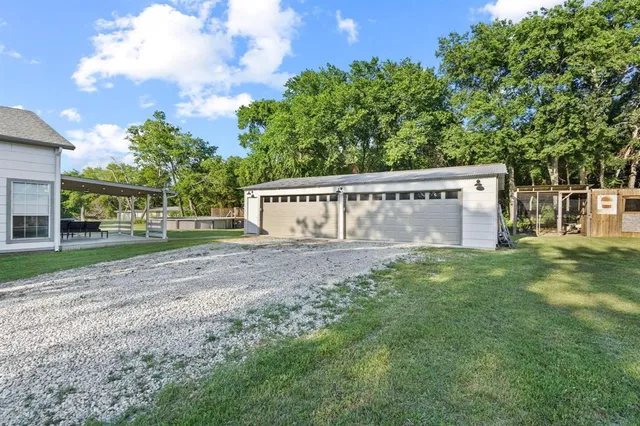 a view of a house with backyard and garden