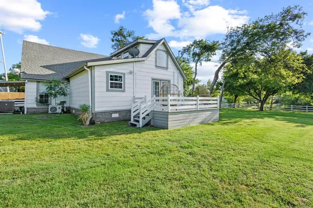 a view of a house with backyard and garden