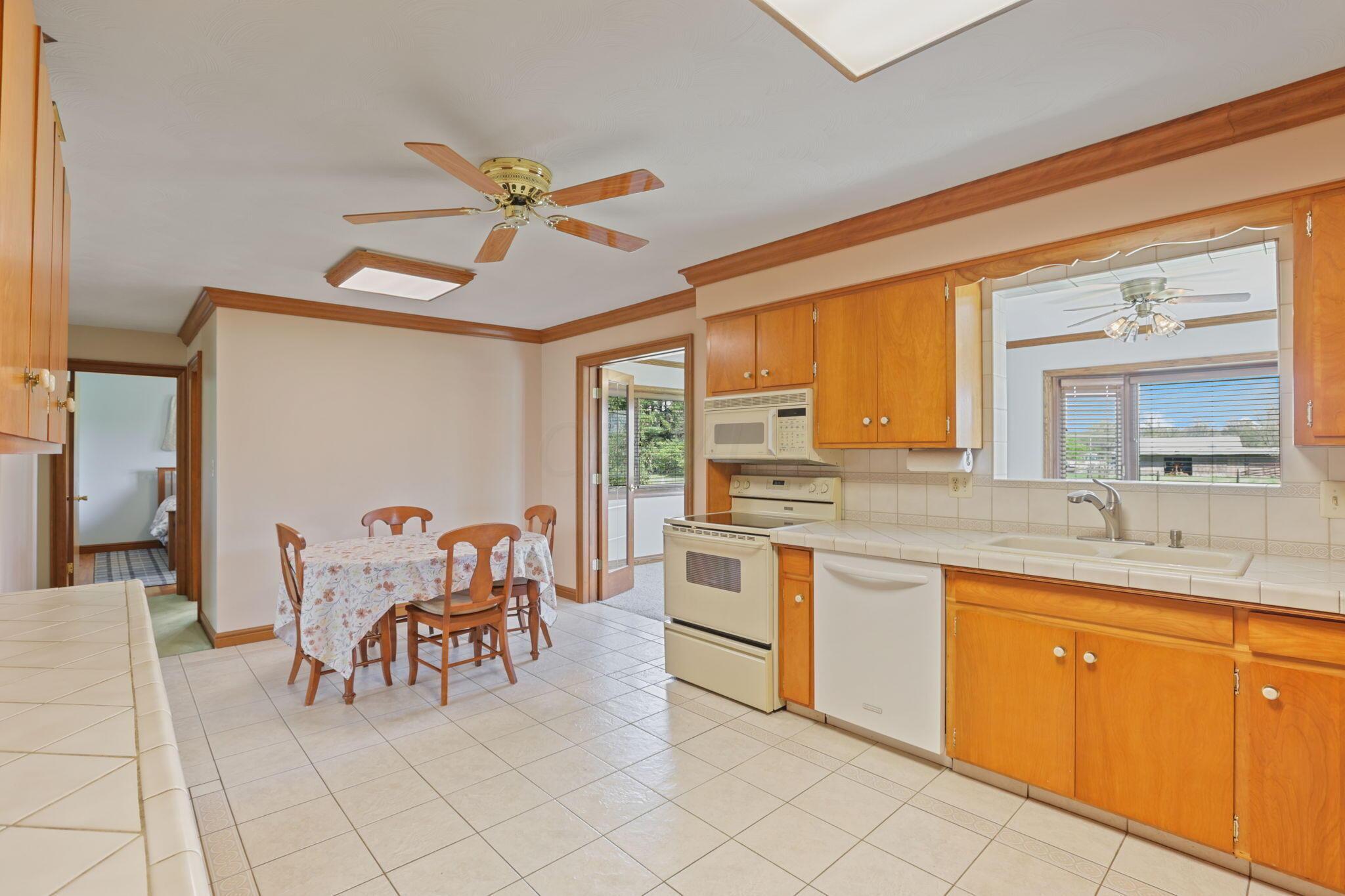 8200 Haenszel Road Grove City, OH 43123 - Photo 10 of 40 Kitchen