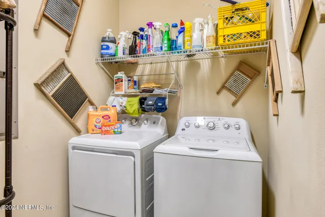 a view of yard with tree