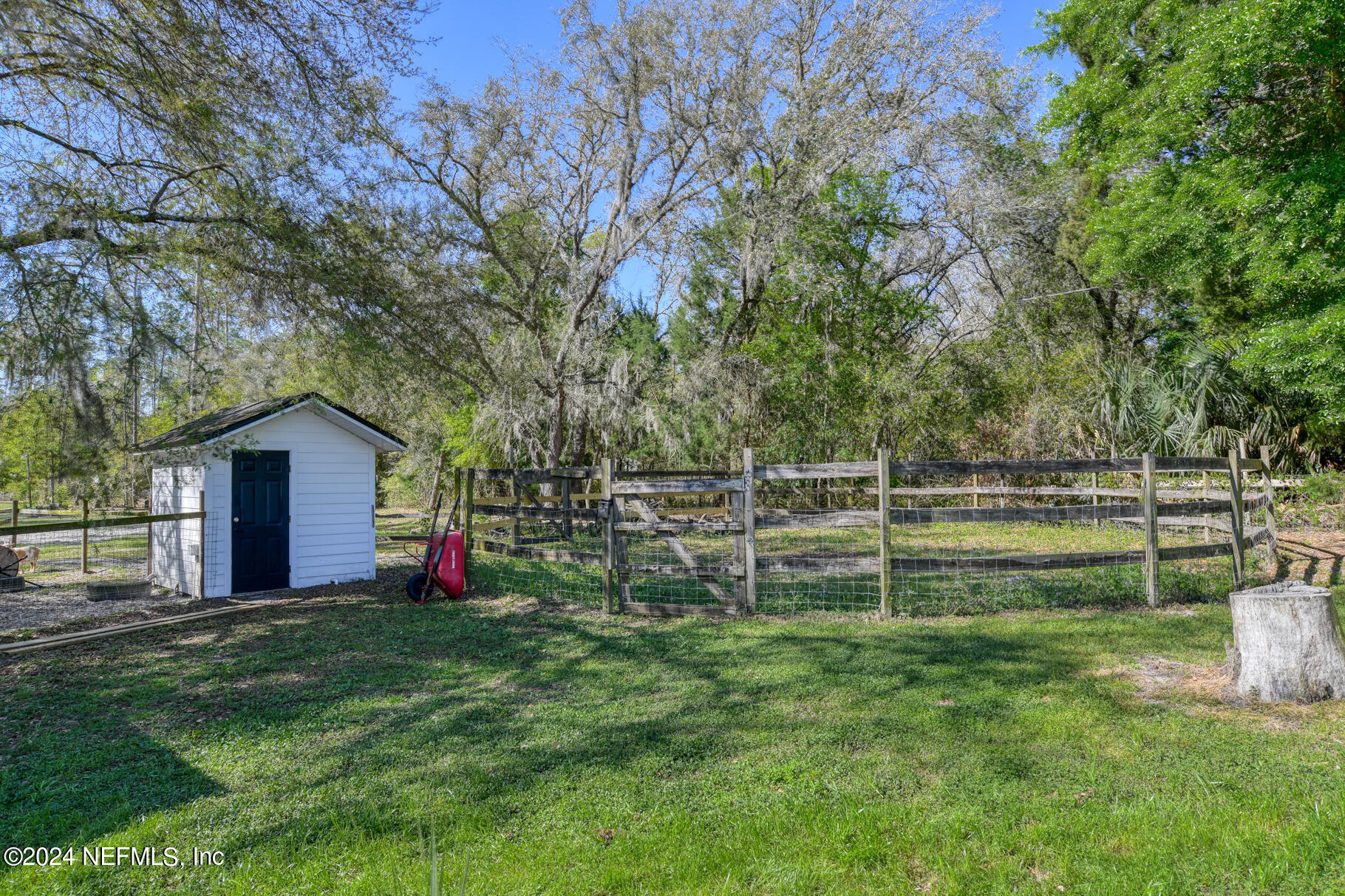1155 Cousintown Road Interlachen, FL 32148 - Photo 47 of 57 round pen and pumphouse