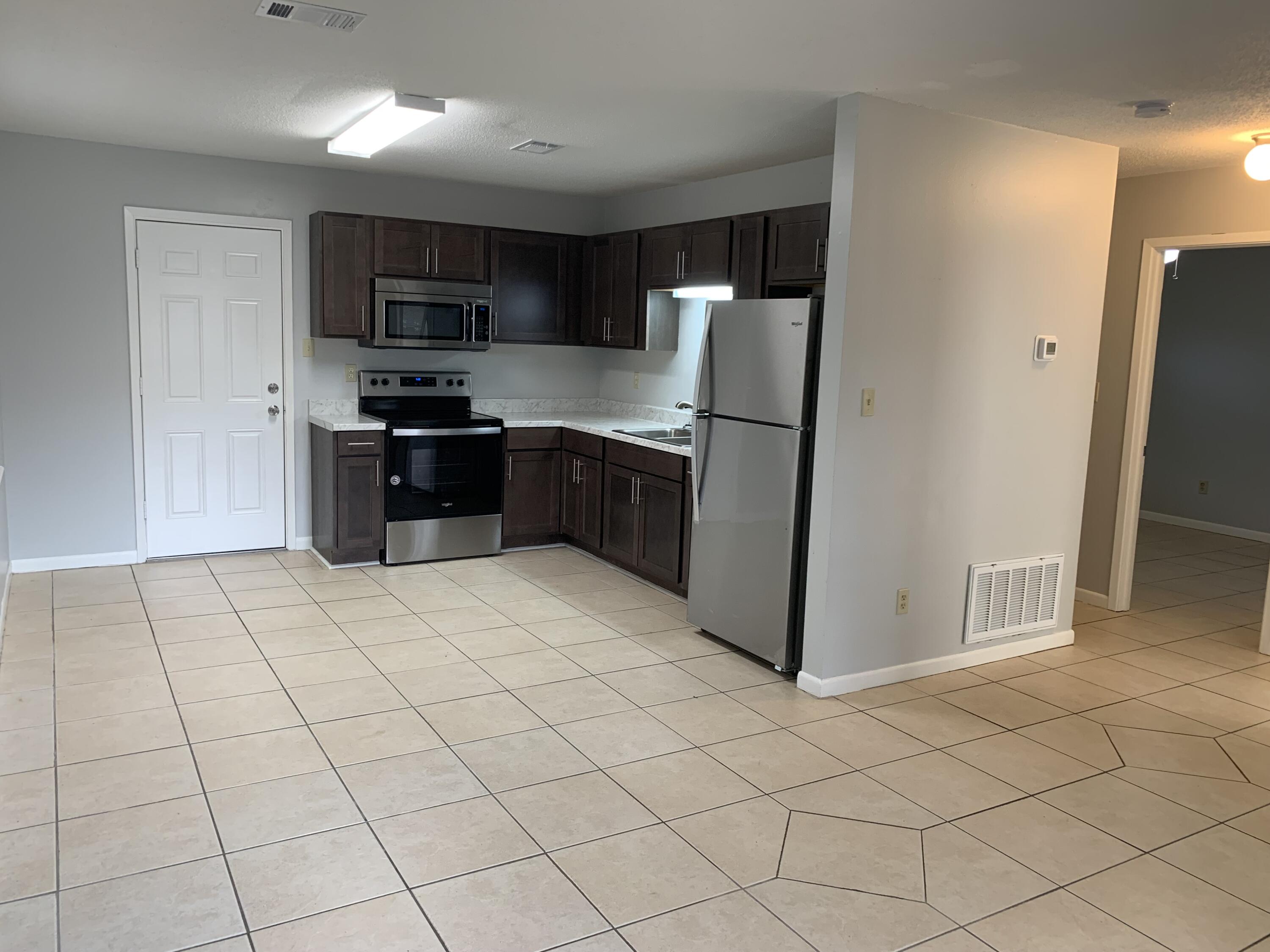 935 Tanager Road, Unit C Fort Walton Beach, FL 32547 - Photo 2 of 8 IMG-8574