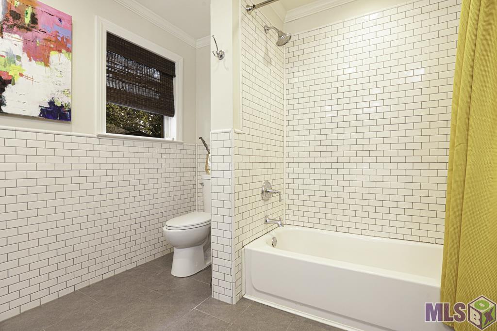 1555 Carter Avenue Baton Rouge, LA 70806 - Photo 12 of 23 Primary tub/shower combo - updated!