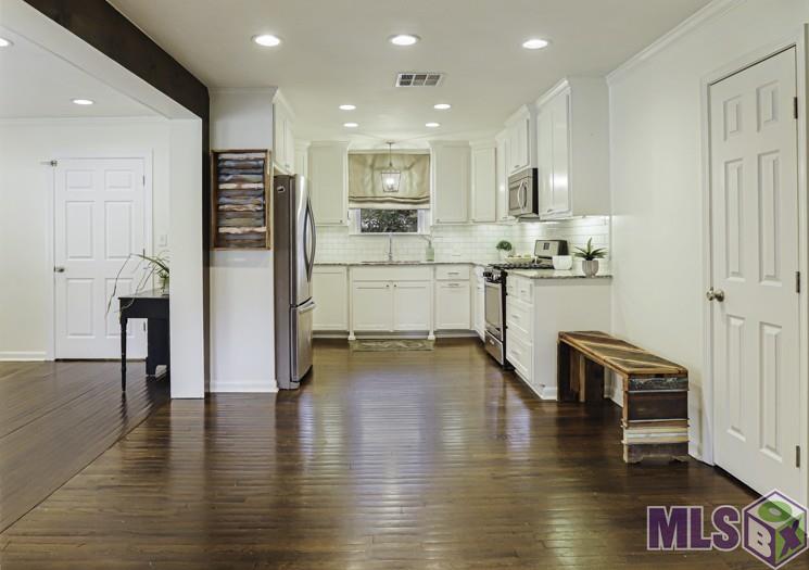 1555 Carter Avenue Baton Rouge, LA 70806 - Photo 4 of 23 LR flows into the spacious updated kiitchen