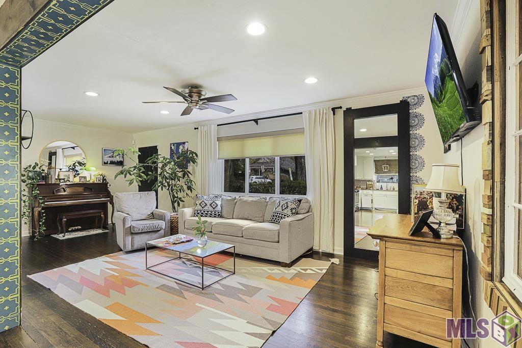 1555 Carter Avenue Baton Rouge, LA 70806 - Photo 8 of 23 Back through the charming living room