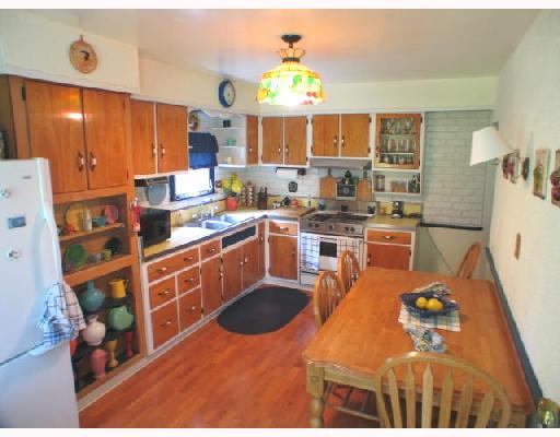 308 Riota Way Carrick, PA 15210 - Photo 2 of 8 Kitchen.