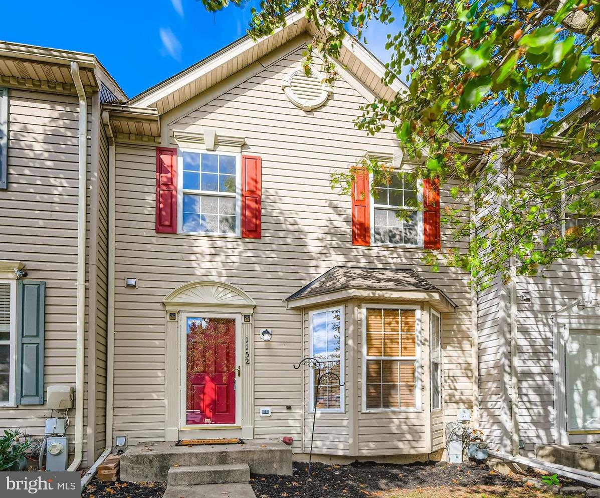 a view of a large brick building