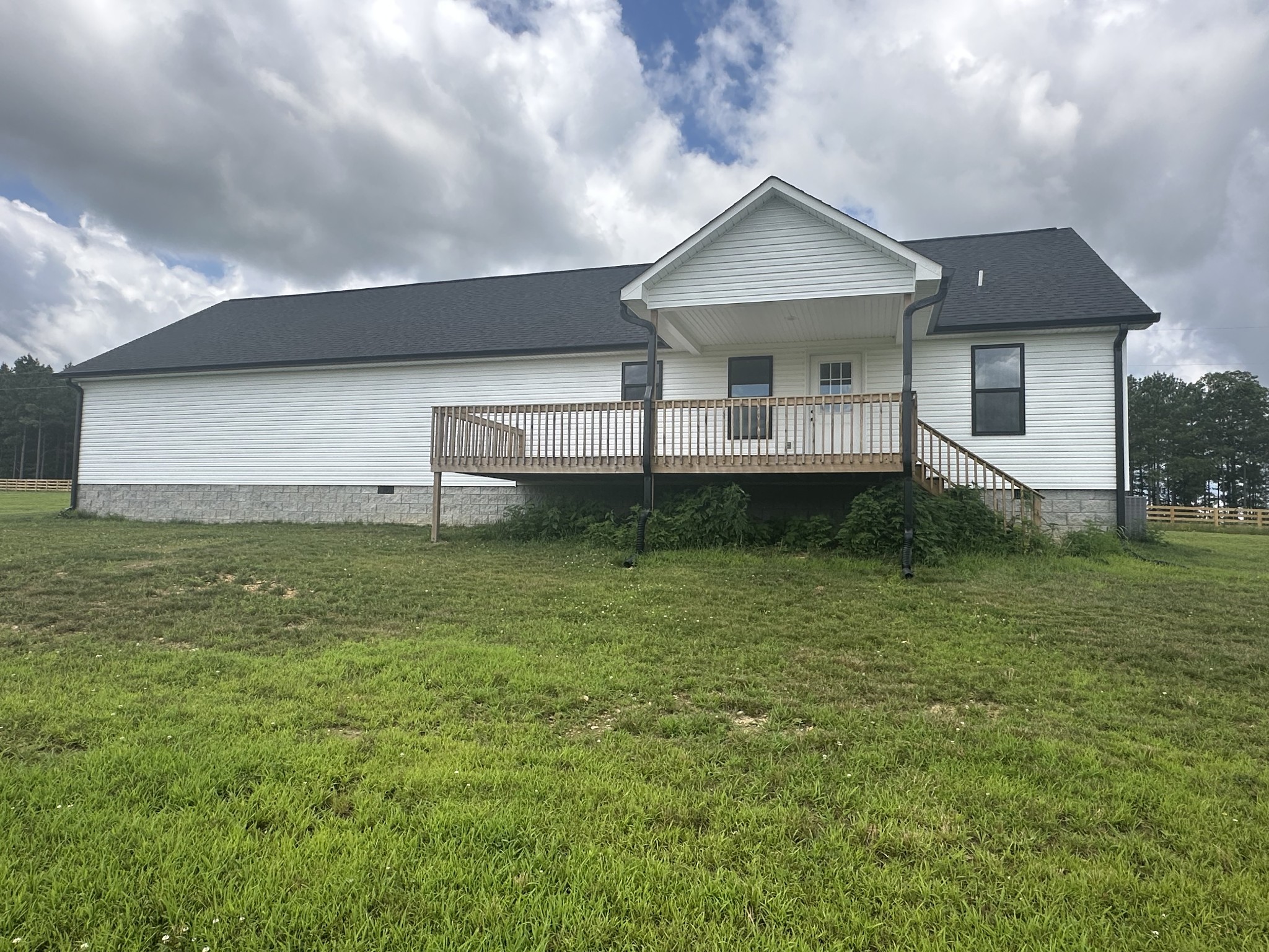 1654 Linville Road Lawrenceburg, TN 38464 - Photo 9 of 33 a front view of a house with garden