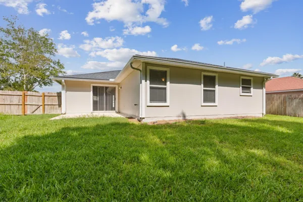a view of a house with backyard