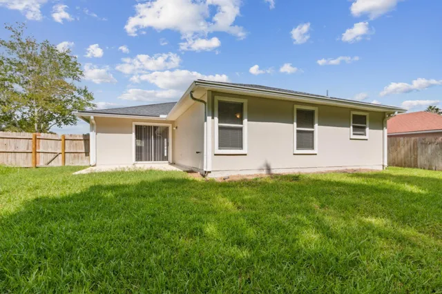 a view of a house with backyard