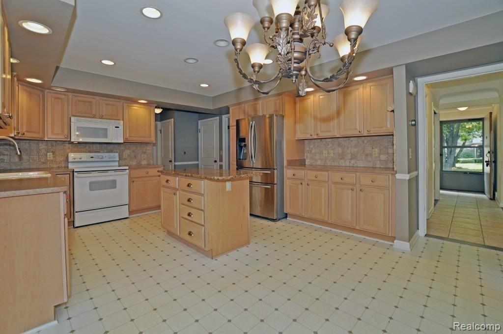 482 Shoreham Road Grosse Pointe, MI 48236 - Photo 8 of 34 8.jpg