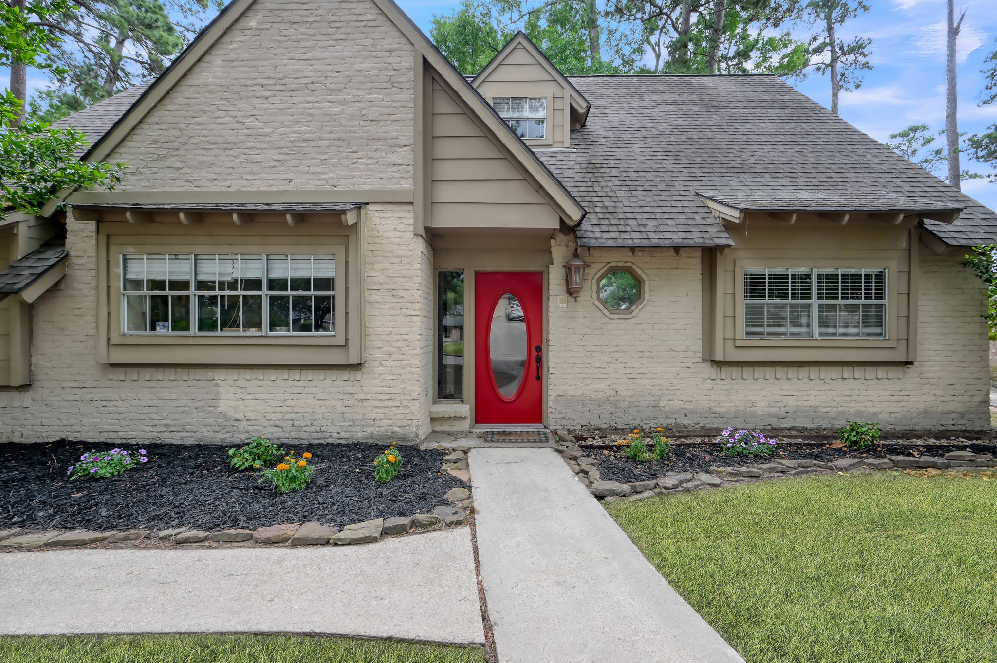 25610 Walnut Grove Circle Spring, TX 77380 - Photo 3 of 29 a front view of a house with garden