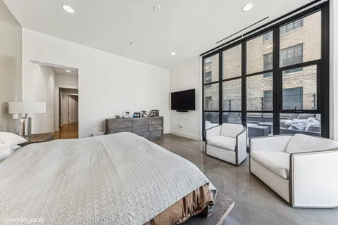 $3,200,000 | 900 West Washington Boulevard, Unit 202, Chicago, IL 60607