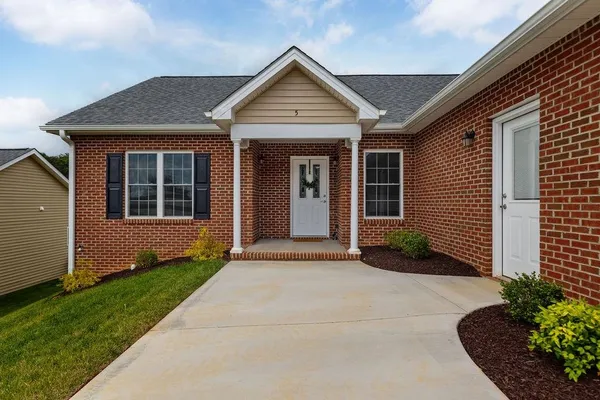 $475,000 | 5 River Oak Drive, Staunton, VA 24401
