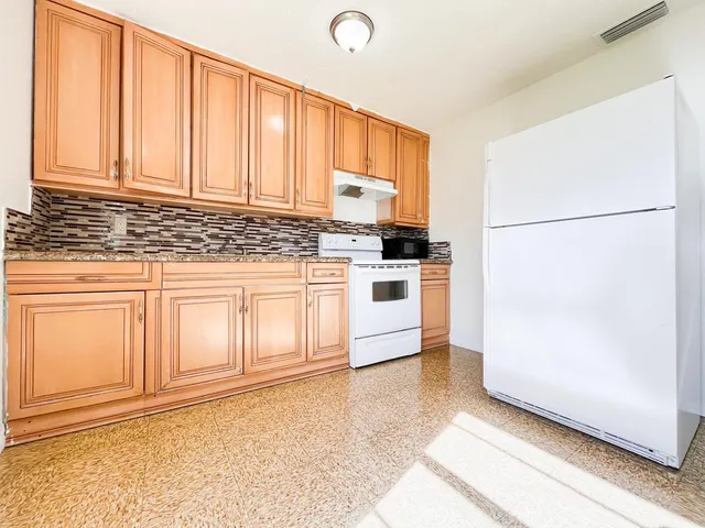 $2,000 | 4666 Gulfstream Road, Lake Worth, FL 33461