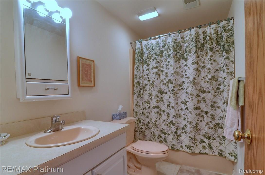 1657 East Rattalee Lake Road Holly, MI 48442 - Photo 30 of 45 Bathroom.jpg