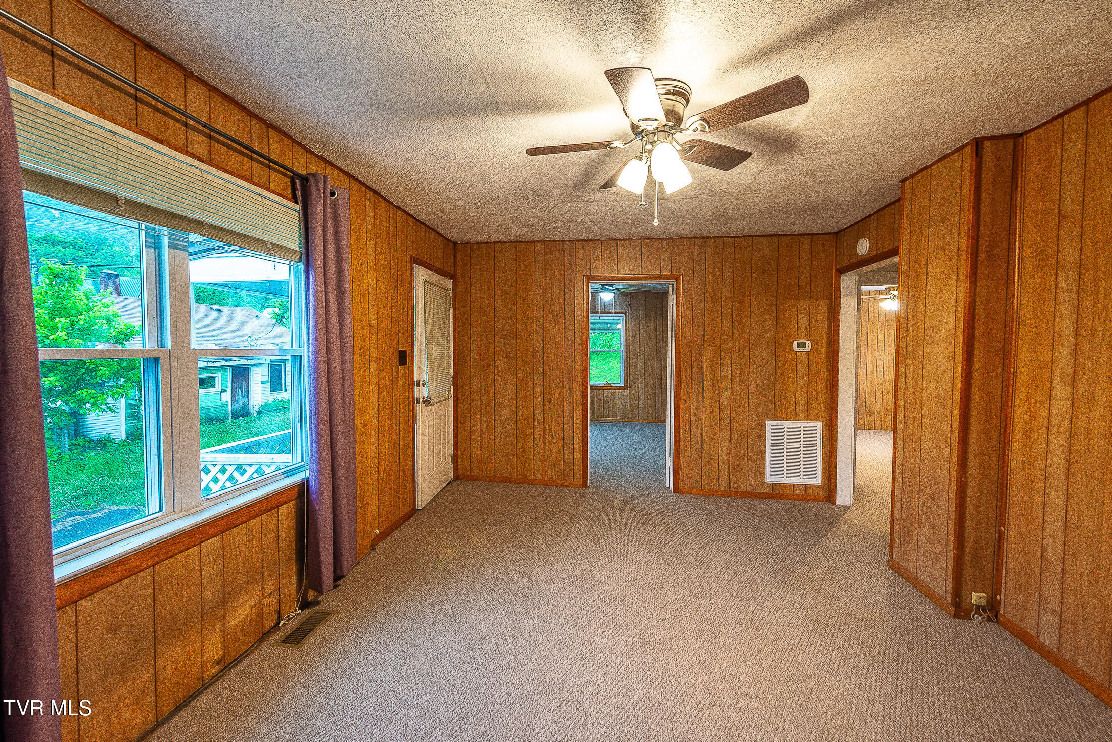 128 Beacon Street Gate City, VA 24251 - Photo 16 of 20 living room