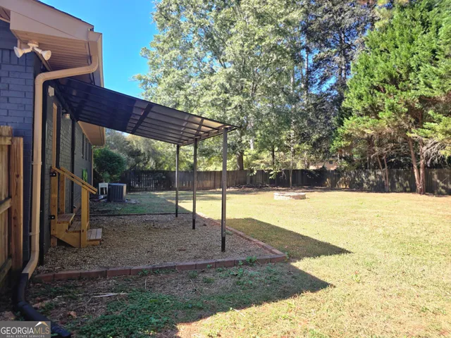 a view of a backyard with basketball court