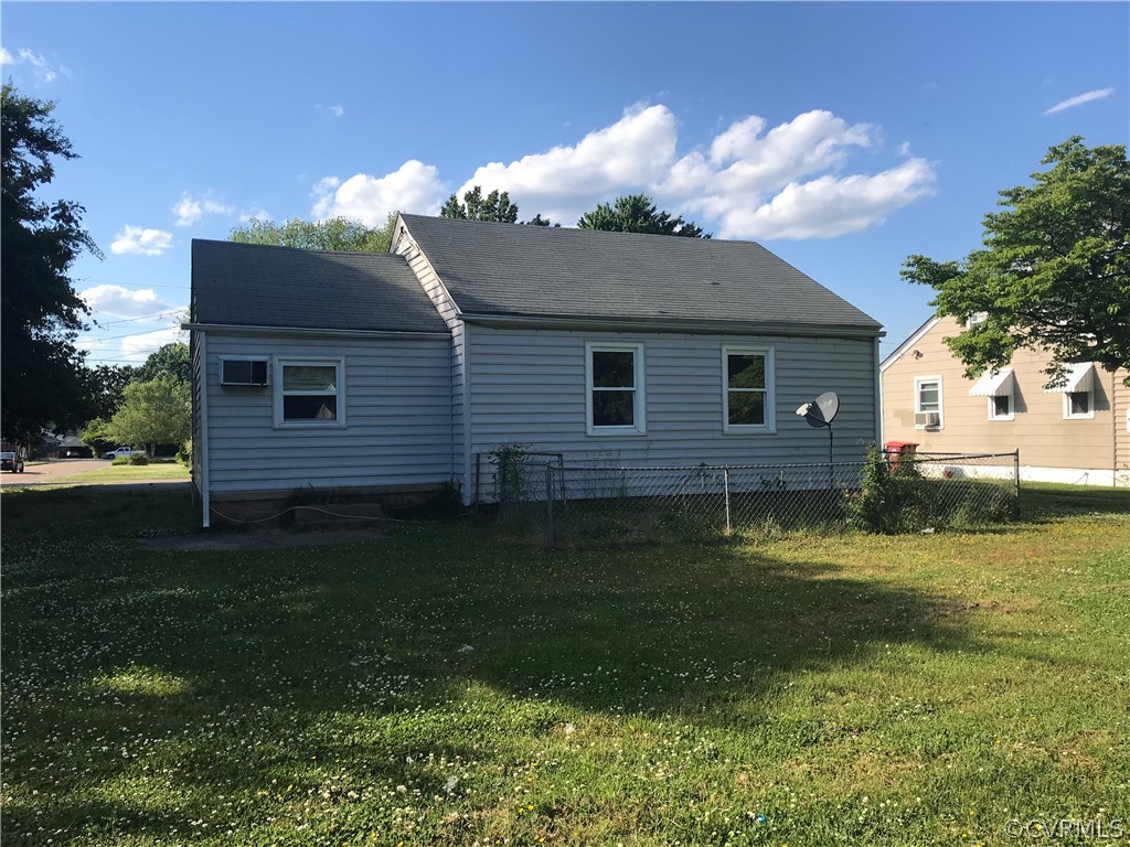511 Riverview Road Colonial Heights, VA 23834 - Photo 10 of 17 a backyard of a house with lots of green space