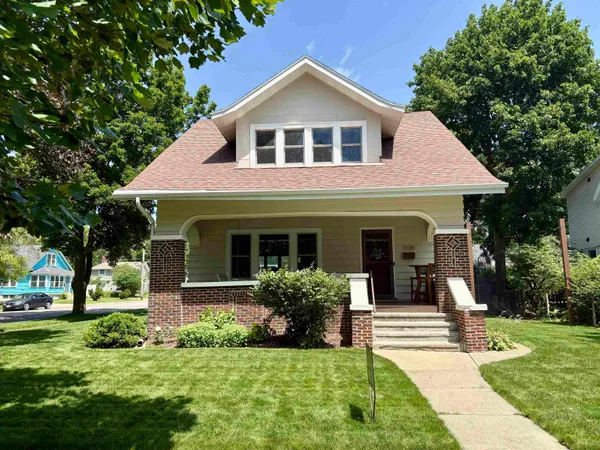 $899,900 | 7226 Hubbard Avenue, Middleton, WI 53562