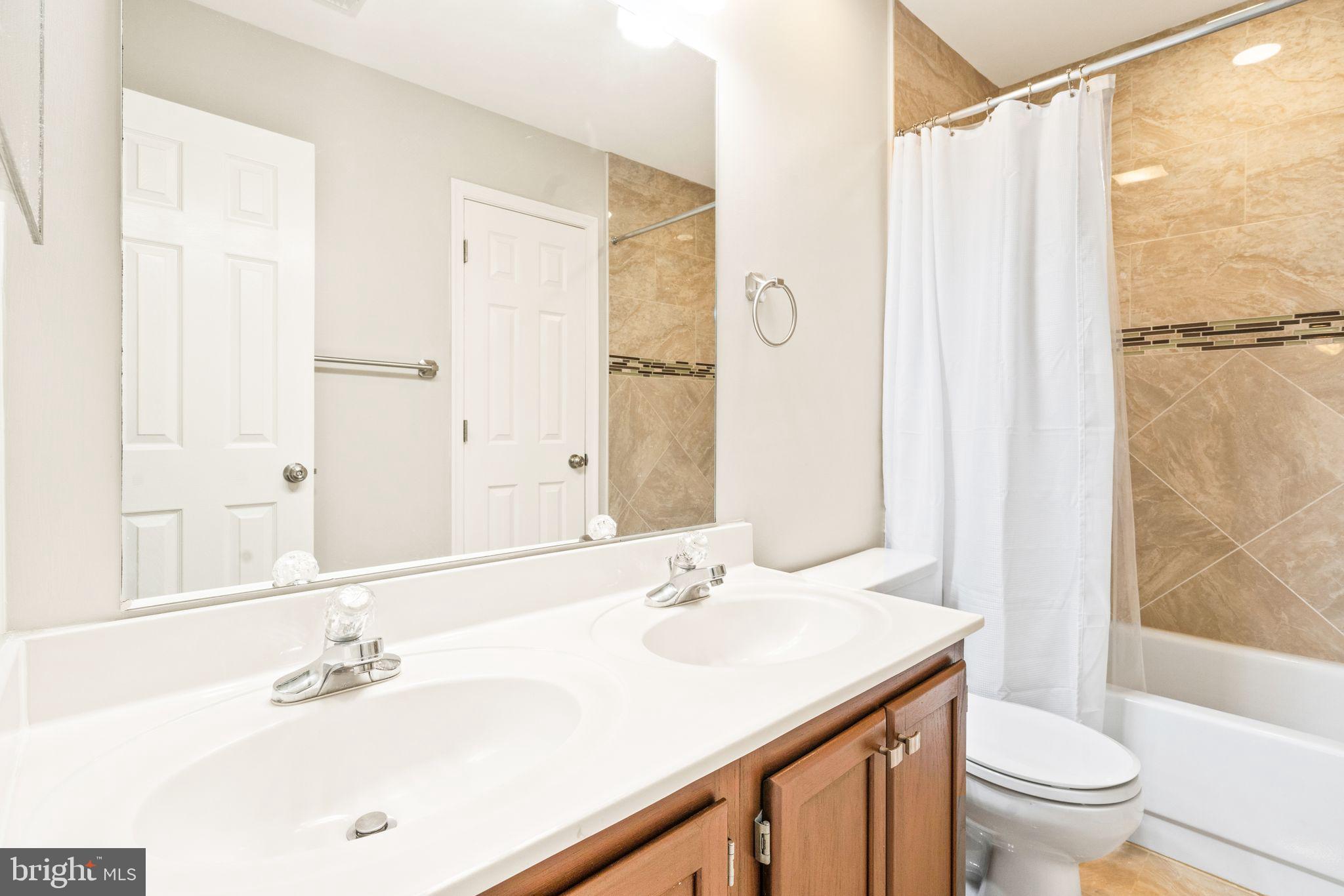 47644 Comer Square Sterling, VA 20165 - Photo 29 of 39 Upper level second full bath