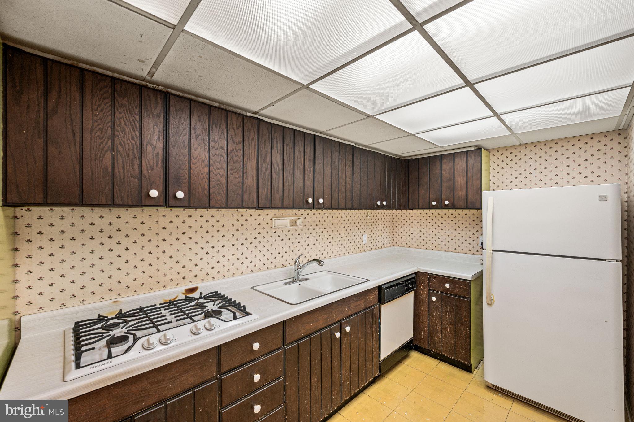 801 Yale Avenue, Unit 511 Swarthmore, PA 19081 - Photo 9 of 28 Kitchen with vintage 1969 cabinets.