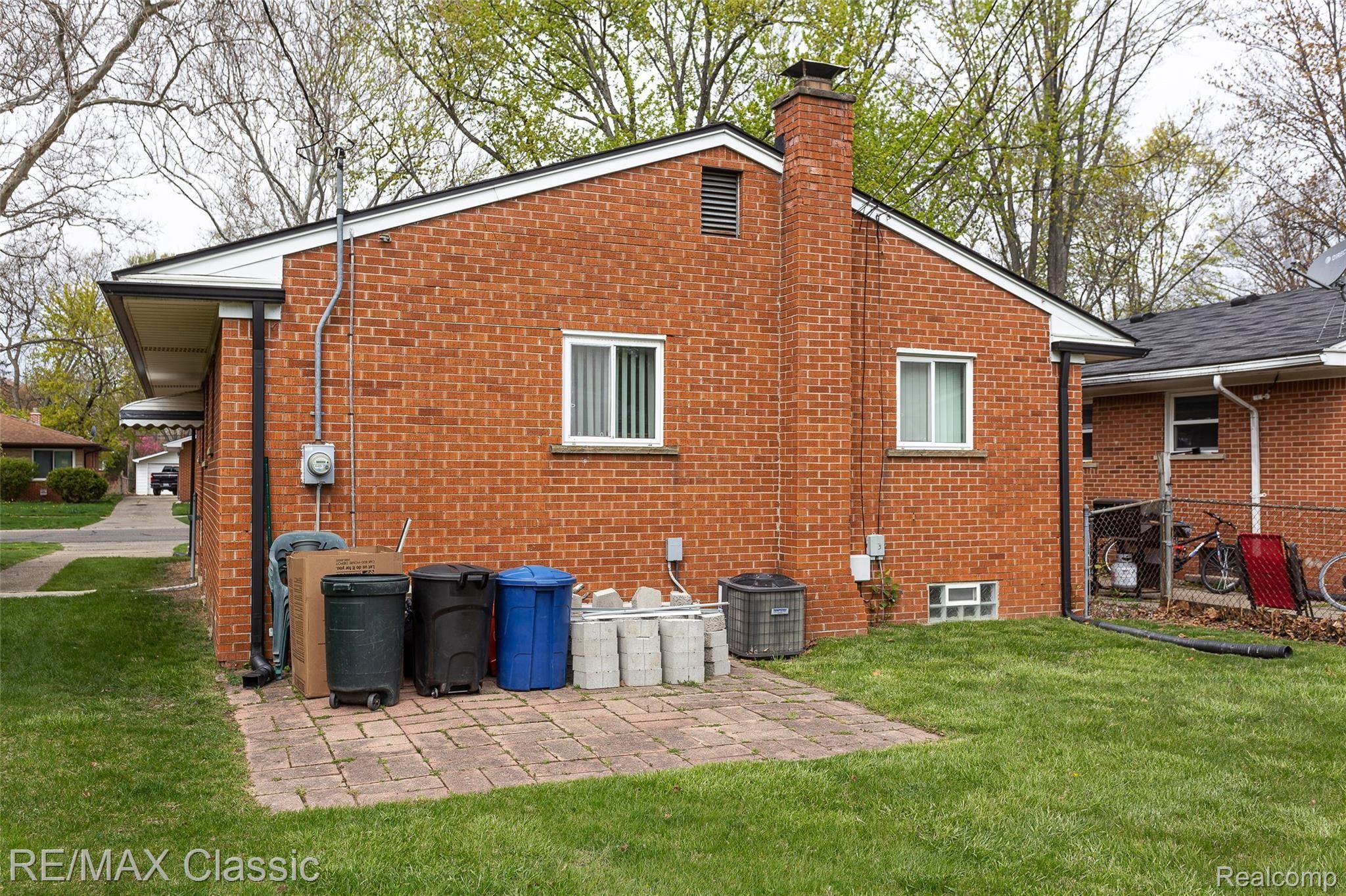 19644 Rensellor Street Livonia, MI 48152 - Photo 28 of 34 19644 rensellor exteriors (6).jpg