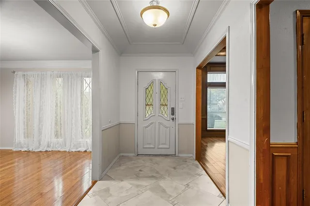 a view of entryway with livingroom