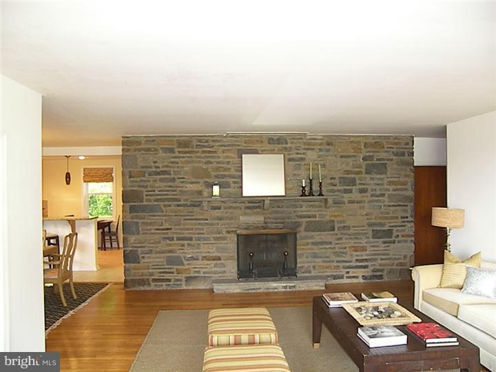 329 Crest Park Road Philadelphia, PA 19119 - Photo 2 of 16 Living Room