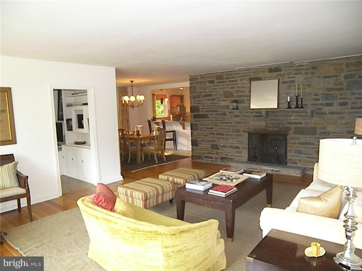 329 Crest Park Road Philadelphia, PA 19119 - Photo 3 of 16 Living Room
