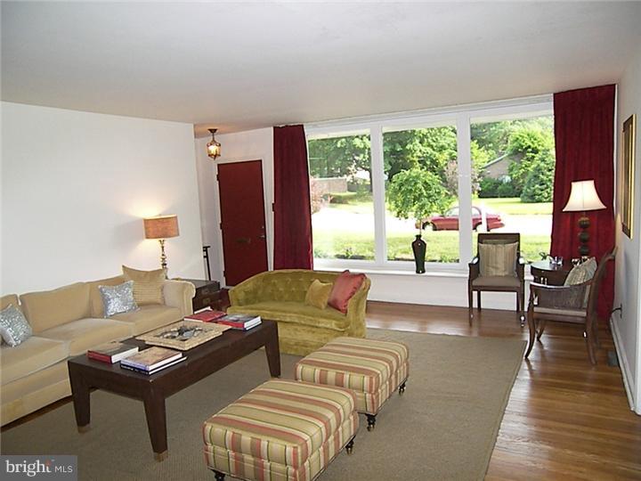 329 Crest Park Road Philadelphia, PA 19119 - Photo 4 of 16 Living Room