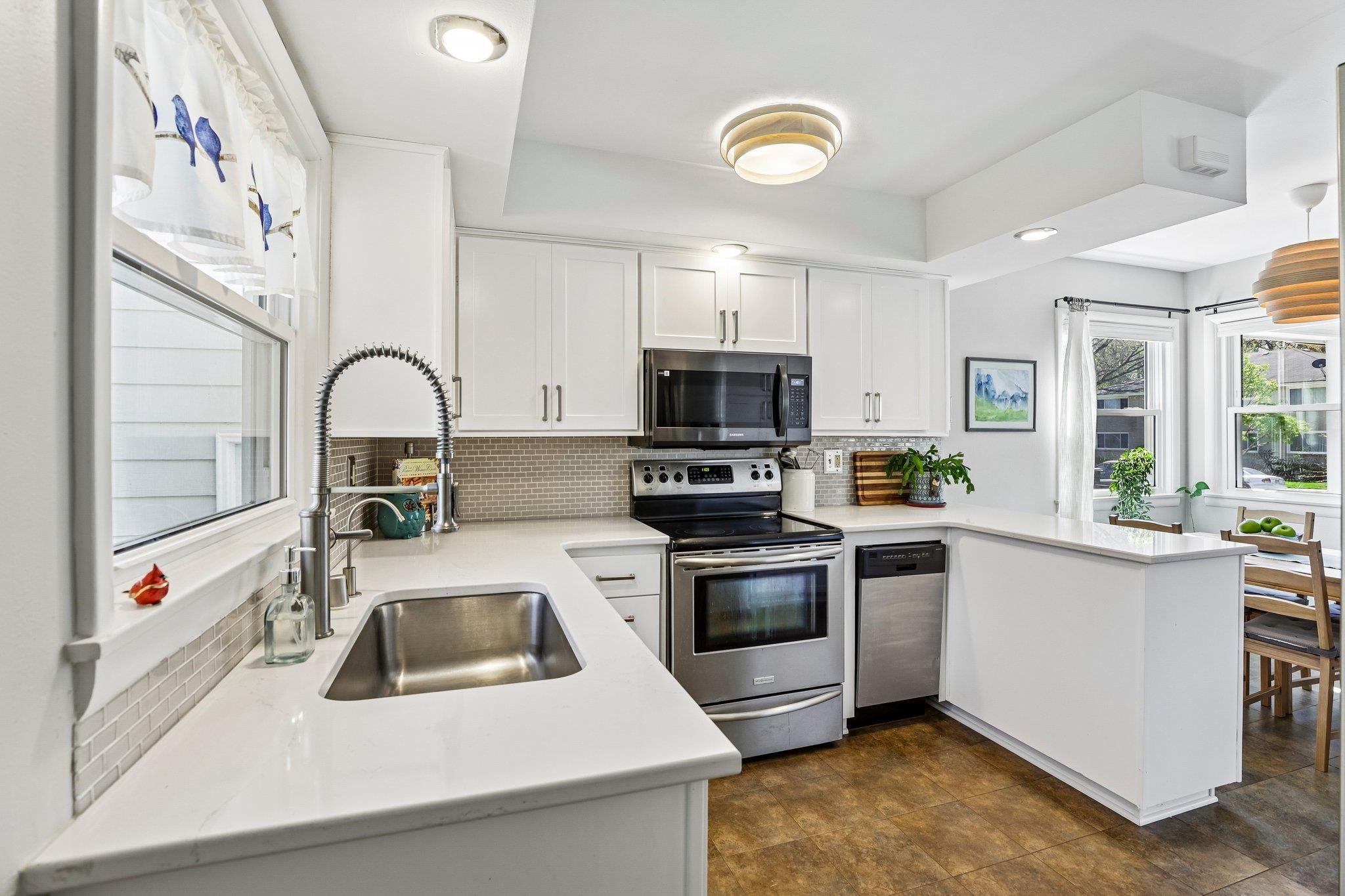 6410 Lakeview Boulevard Middleton, WI 53562 - Photo 8 of 44