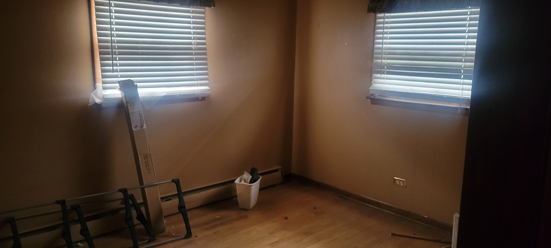 927 Walter Street Lemont, IL 60439 - Photo 15 of 16 a bathroom with a window