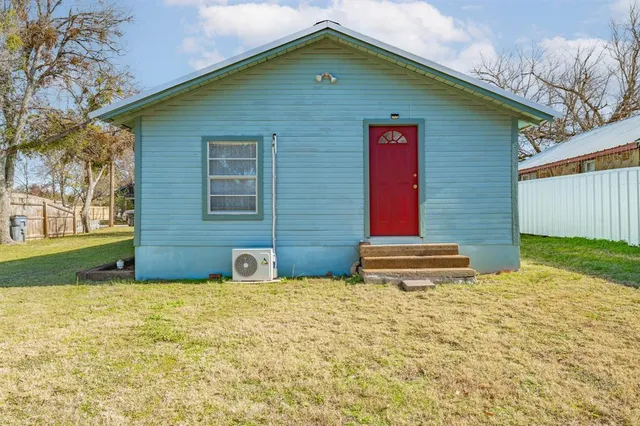 $150,000 | 816 South Houston Street, De Leon, TX 76444