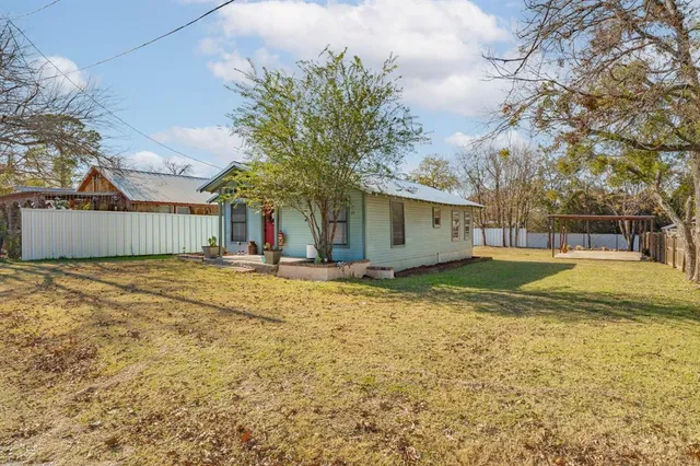$150,000 | 816 South Houston Street, De Leon, TX 76444