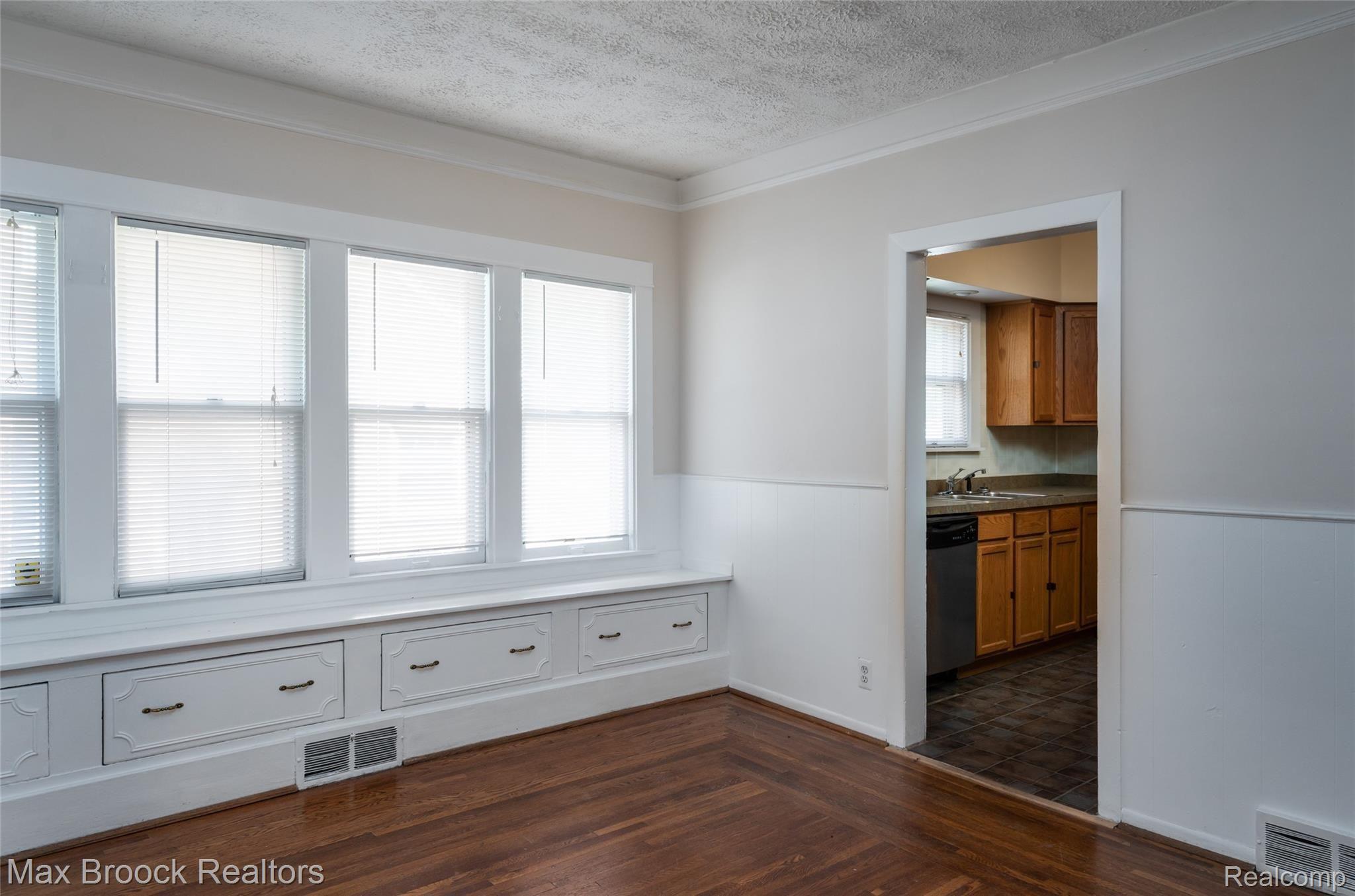 25 Wellesley Drive Pleasant Ridge, MI 48069 - Photo 11 of 31 Main Level Dining Room