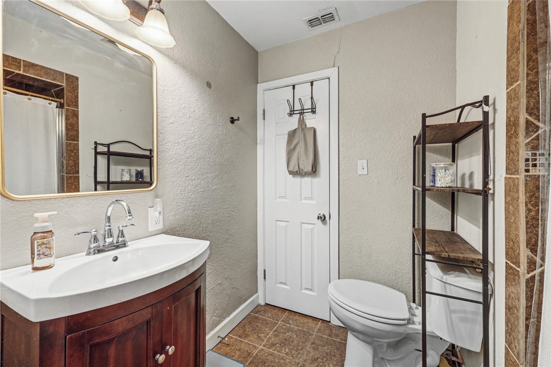 708 East Main Street Sinton, TX 78387 - Photo 14 of 28 a bathroom with a sink toilet and shower