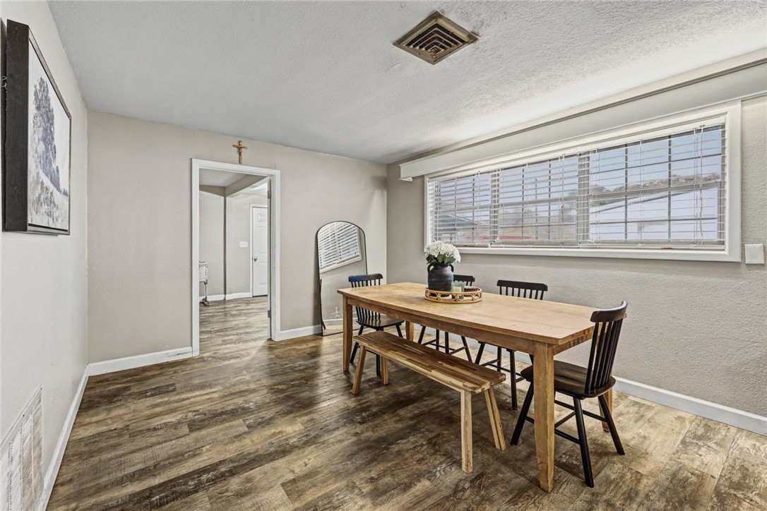 708 East Main Street Sinton, TX 78387 - Photo 10 of 28 a dining room with furniture and window