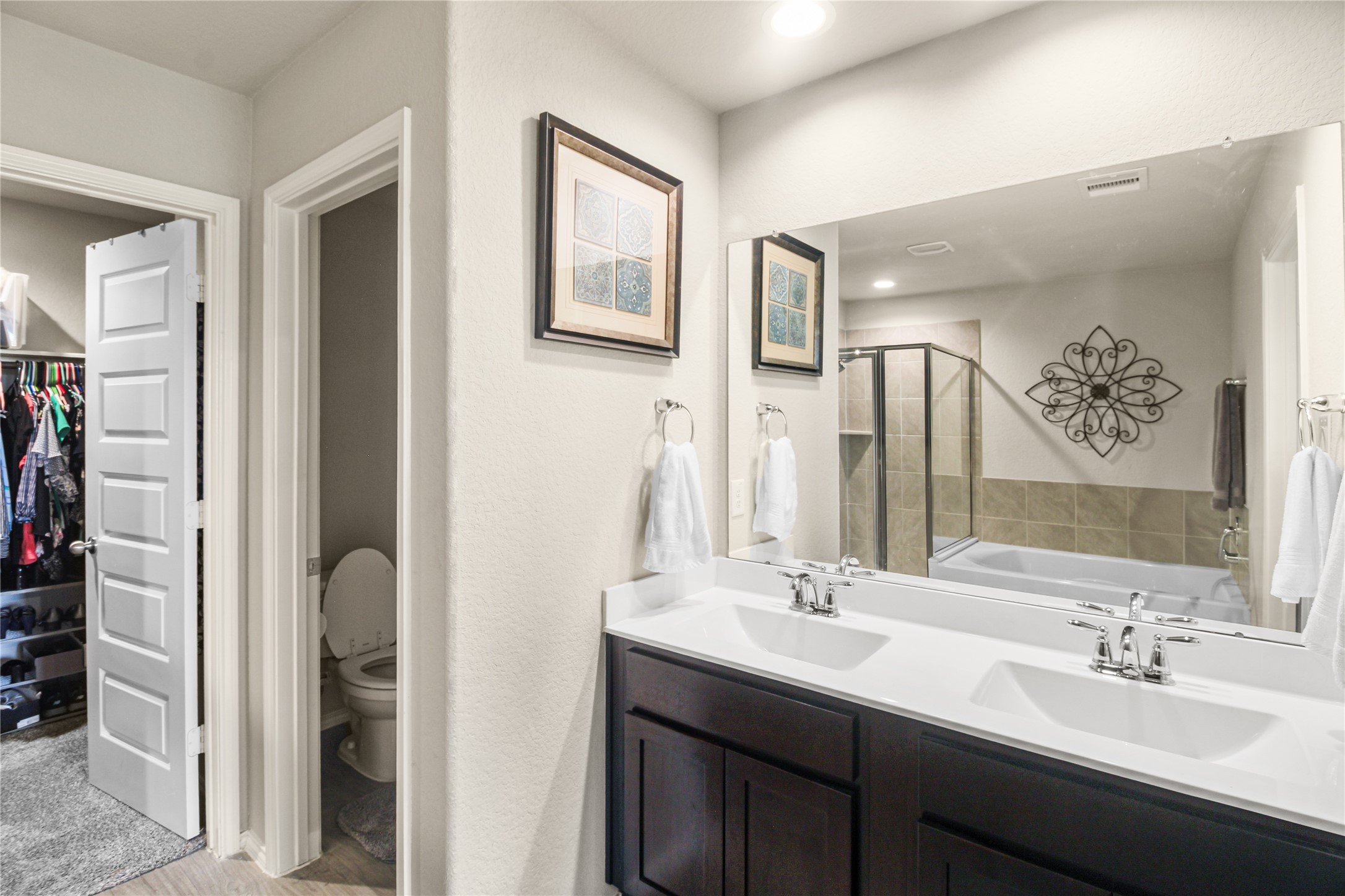 6706 Twin Oaks Lane Rosenberg, TX 77469 - Photo 15 of 32 Dual sinks in master bath