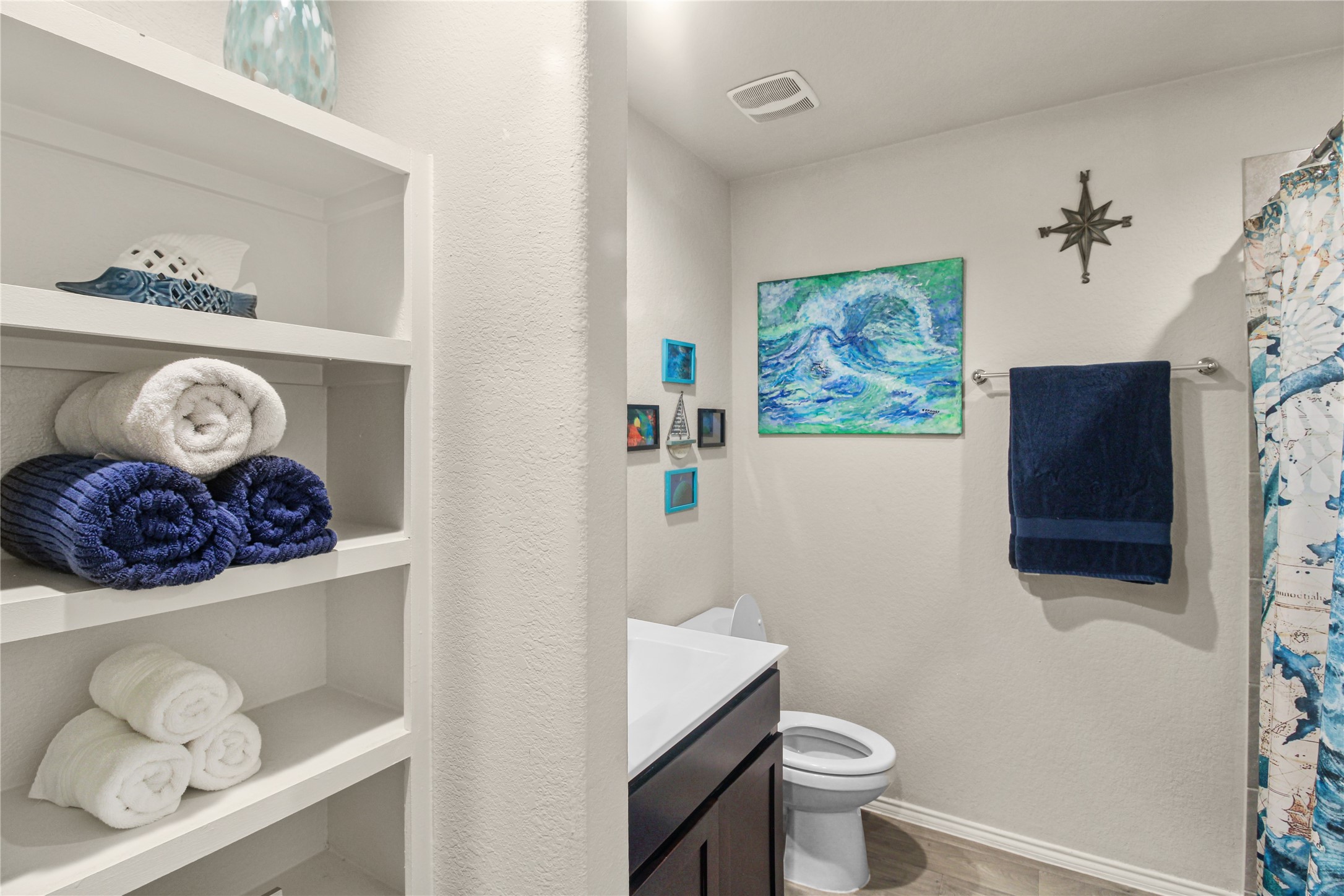 6706 Twin Oaks Lane Rosenberg, TX 77469 - Photo 23 of 32 Secondary bathroom with built in linen shelves