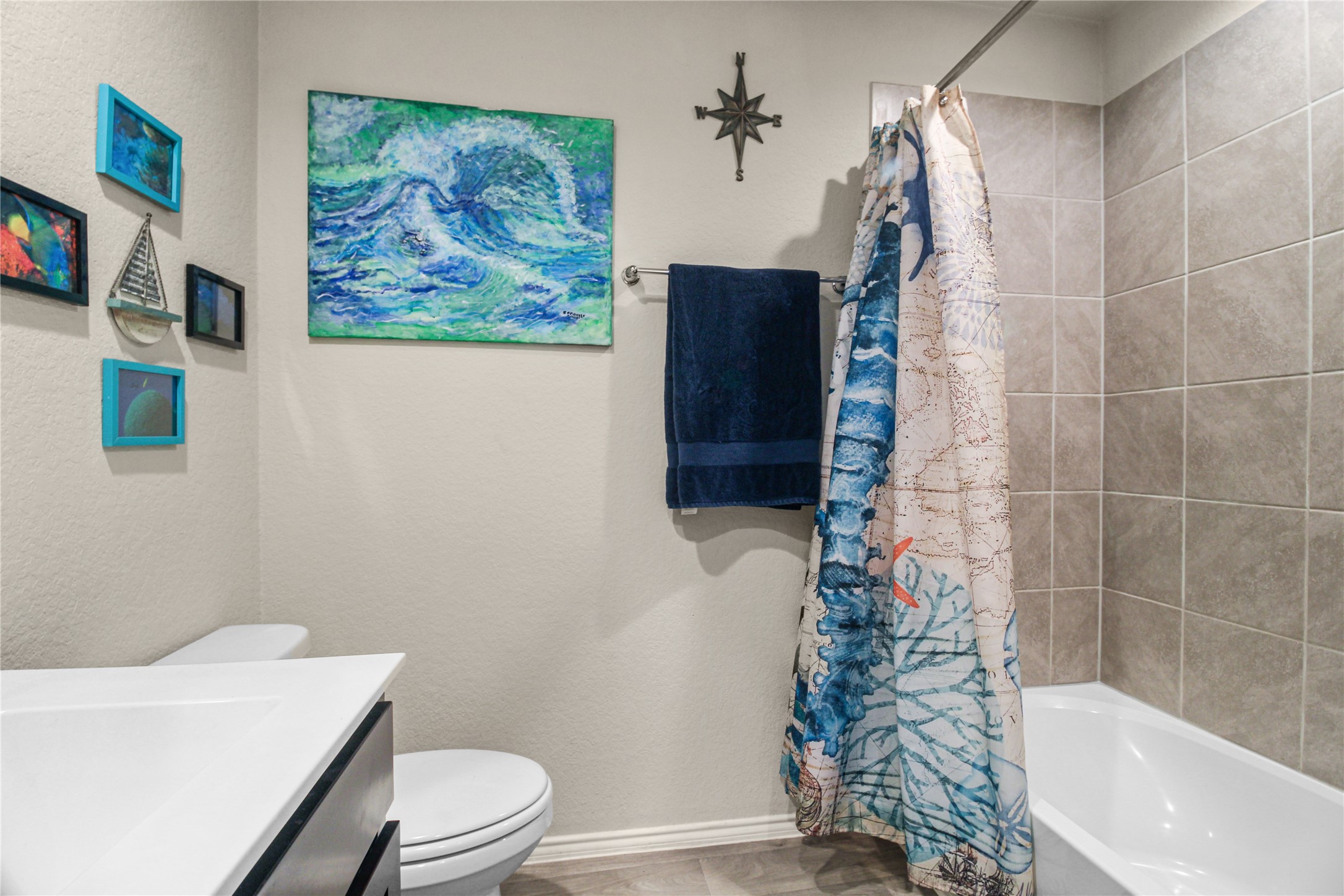 6706 Twin Oaks Lane Rosenberg, TX 77469 - Photo 24 of 32 Secondary bathroom with shower/tub combo